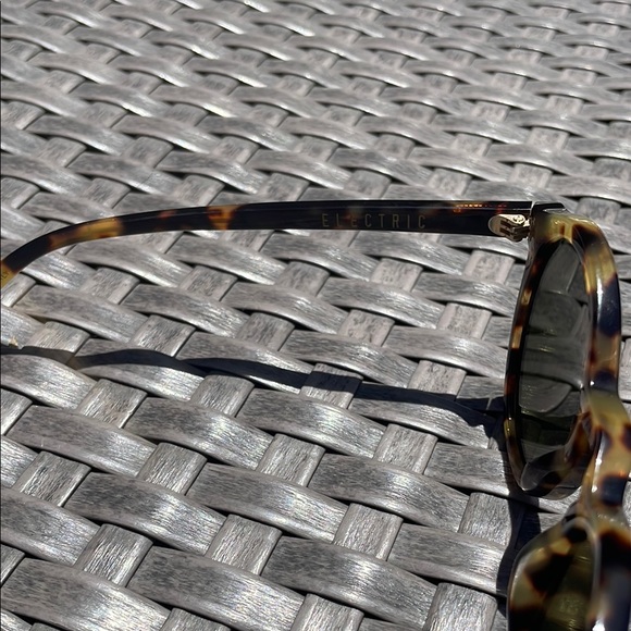 Tortoise Shell Round Sunglasses - Picture 2 of 4